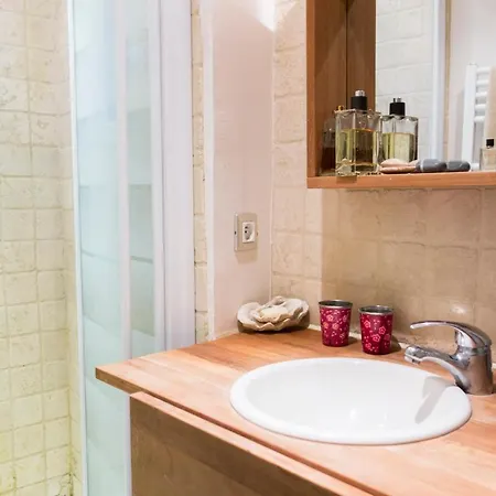 Hostnfly - Charming Bright Near Sacre-coeur Appartamento *